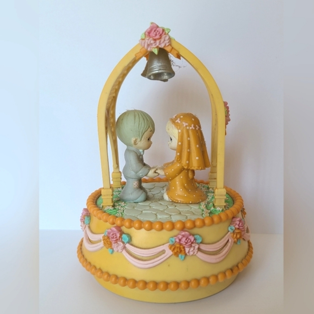 Vintage Precious Moments Bride and Groom Cake Topper Figurine Wedding Decoration
